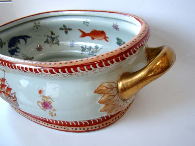 A fine Chinese Export Porcelain "Armorial Style" bowl — image 3